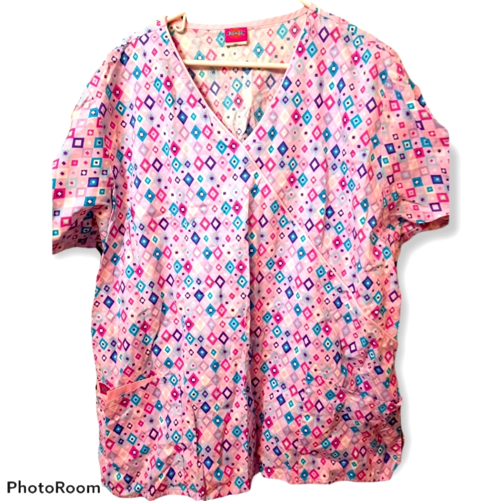 Cute women's scrub top. Size 2X